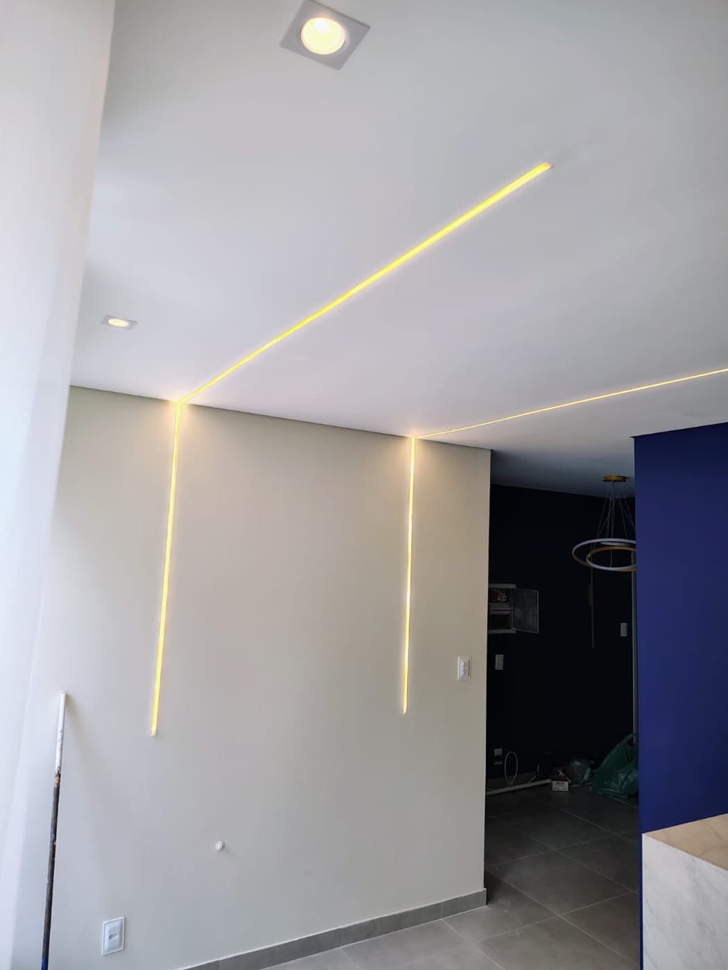 Perfil de LED embutido na parede e no teto