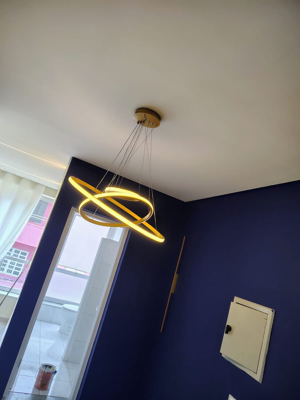 Lustre de anéis de LED instalado na sala
